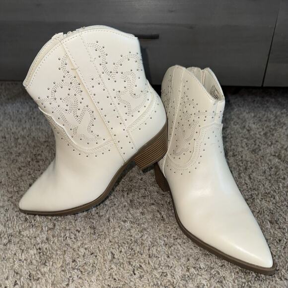 NEW a.n.a Woman's Mayan Stacked Heel Booties Crème Woman Size 7.5 Cowgirl Boots - Picture 1 of 9